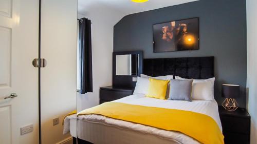 Sutton Coldfield House | Ur City Pad - The Four Oaks House - 3 Bedrooms - 2 Bathrooms