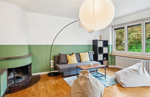 Hochschulen Apartment | Urban Charm: Central Cozy Apartment