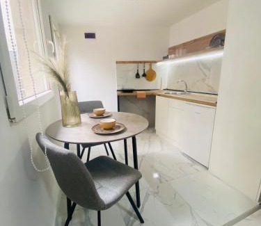 City Center Apartment | Urban Chic Studio