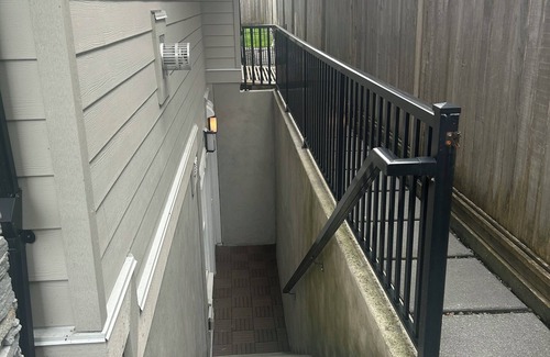 North Vancouver House | Urban /City Mountain Escape 🎿 🚵 - 2 Bedrooms (Your home away from home)