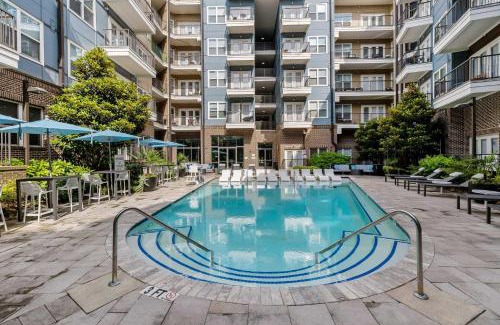 Cherry Apartment | Urban Comfort 1BD Sleeps 6 DT 5 Min Gym & Parking