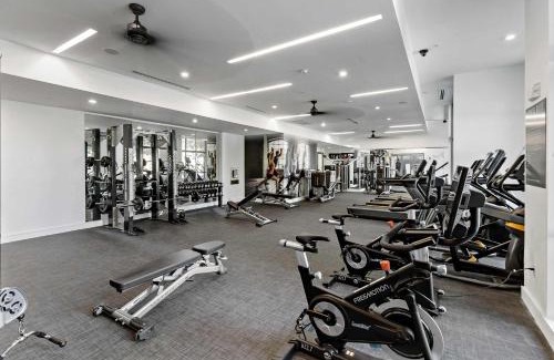 Cherry Apartment | Urban Comfort 1BD Sleeps 6 DT 5 Min Gym & Parking