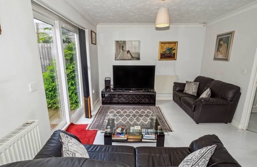 Waltham Abbey House | Urban Oasis - Modern 2B/2B Retreat Near Nature