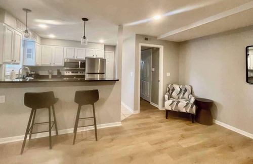 Joslyn Castle Apartment | Urban Retreat: Walk to UNMC, Free Parking