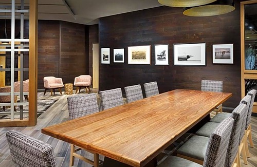Southwest Colorado Springs Hotel | 3-Star Hotel ∙ DoubleTree by Hilton Colorado Springs