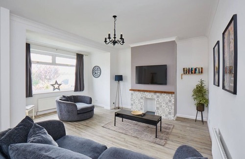 Ainley Top House | uSnooz | Spacious Huddersfield Home close to M62