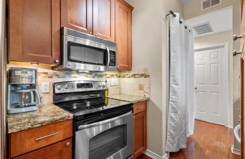 North University Apartment | UT Retro Getaway- 2 King Beds, Workspace, F1 & Football