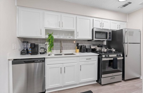 Pemberton Heights Apartment | UT Suite - Sleeps 5 Stay for F1 and Football