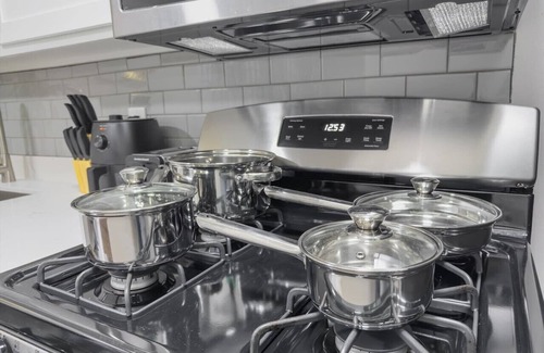 Pemberton Heights Apartment | UT Suite - Sleeps 5 Stay for F1 and Football