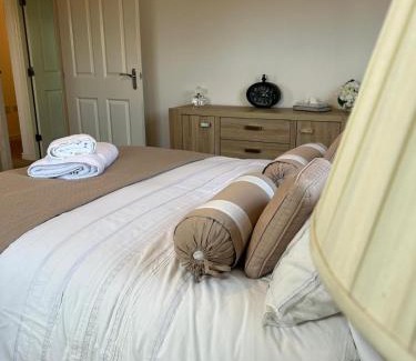 Uxbridge North Apartment | Uxbridge-Modern 2 bed Apt with Lift & Parking