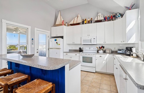 Ocean Hill House | V1233- Beautiful! 5 BRs, Private Pool, Hot Tub, Pool Table and Dog Friendly!