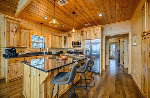 Broken Bow Cabin | Vacana Mtn View Gorgeous Views, Hot Tub, Hiking Nearby