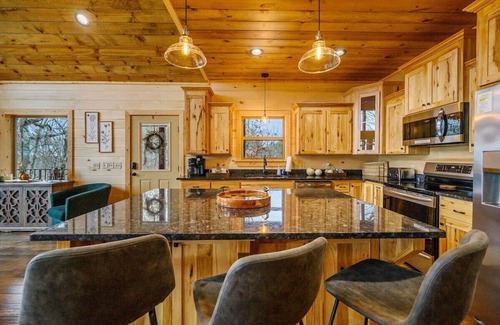 Broken Bow Cabin | Vacana Mtn View Gorgeous Views, Hot Tub, Hiking Nearby