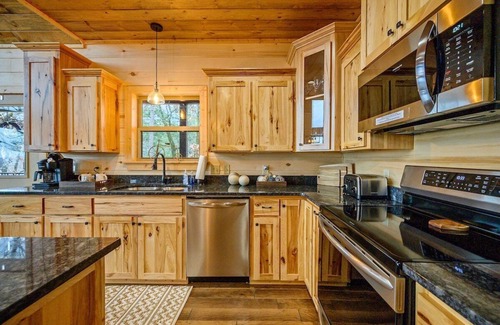 Broken Bow Cabin | Vacana Mtn View Gorgeous Views, Hot Tub, Hiking Nearby
