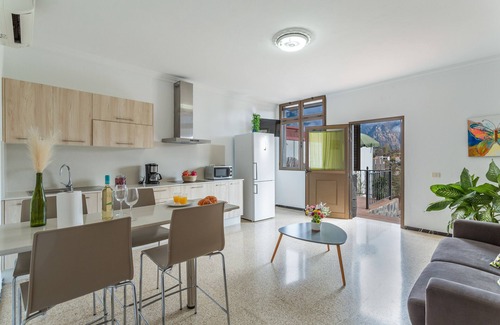 San Bartolome de Tirajana House | Vacation Home 'Vivienda 2' with Mountain View, Shared Pool and Shared Terrace