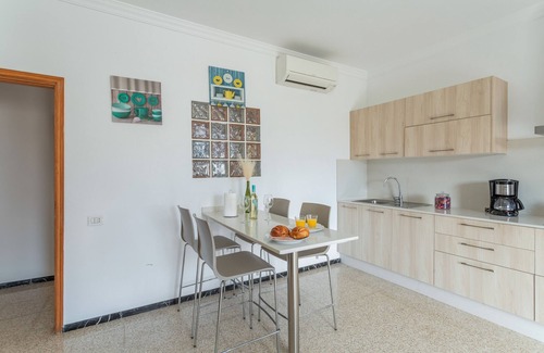 San Bartolome de Tirajana House | Vacation Home 'Vivienda 2' with Mountain View, Shared Pool and Shared Terrace