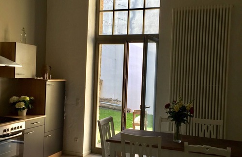 Werder Apartment | Vacation apartment in lovingly renovated coach house on the island (50 m to the water)