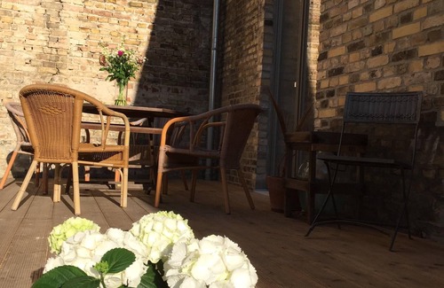 Werder Apartment | Vacation apartment in lovingly renovated coach house on the island (50 m to the water)