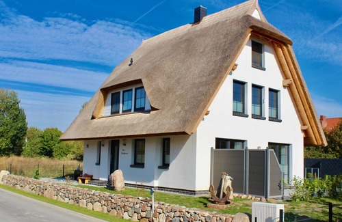 Dranske Apartment | Vacation apartment Lee, experience peace and quiet on the natural beach of the Baltic Sea