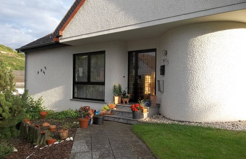 Piesport Apartment | Vacation apartment with wonderful view of the Moselle, quiet location, garden, parking, wifi