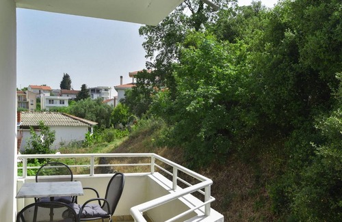 Gjerana Apartment | Vacation Flat w Balcony, 5 min to Beach in Ulcinj