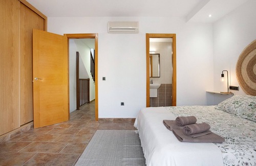 El Matorral House | Vacation Home "Casa Dael" with Mountain View, Private Terrace & Wi-Fi