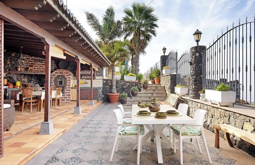 Los Llanos de Aridane House | Vacation Home "El Limonero" with Sea View, Private Terrace & Wi-Fi
