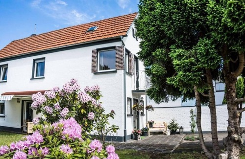 Seligenstadt House | Vacation home for up to 6 people with large garden and playground