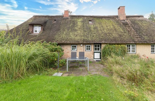 Ostenfeld House | Vacation home Reetdachhaus zur Sandkuhle in Ostenfeld for up to 4 people
