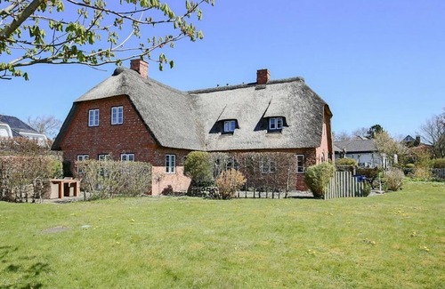 West Husum House | Vacation home Reethus Ulla in Husum for up to 4 people