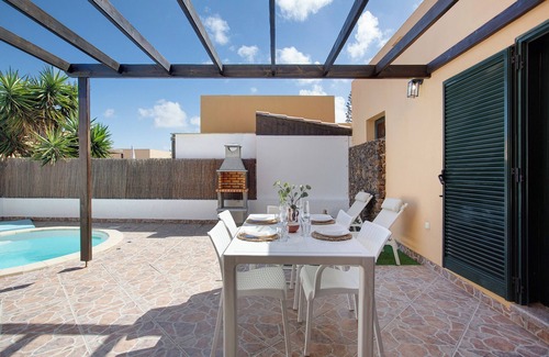 Corralejo House | Vacation Home 'Villa Elisa' with Mountain View, Private Pool and Wi-Fi