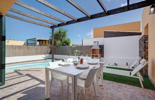 Corralejo House | Vacation Home 'Villa Elisa' with Mountain View, Private Pool and Wi-Fi