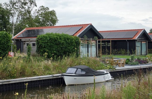 Anjum House | Vacation home with access to the water