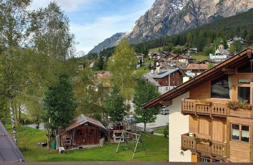 San Vito di Cadore Apartment | Vale and Schena attic room with hot tub