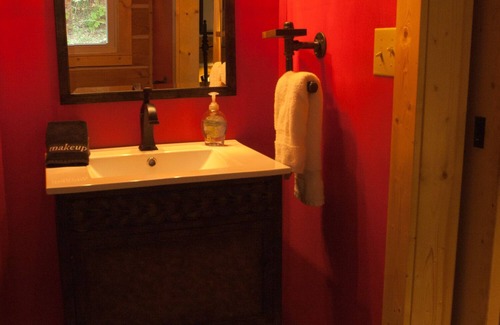 Eureka Springs Cabin | Valerian Cabin at Lake Lucerne Resort and Ranch Treehouse-Vibe Lakeview