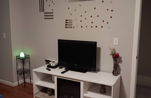 Irvington House | Valisha's 2Bedroom Cozy Home, Quick Access To New York & New Jersey.