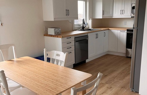 Victoria Villa | Valley Pearl Penthouse Suite | Full kitchen, bunk beds, kids' tub & living room