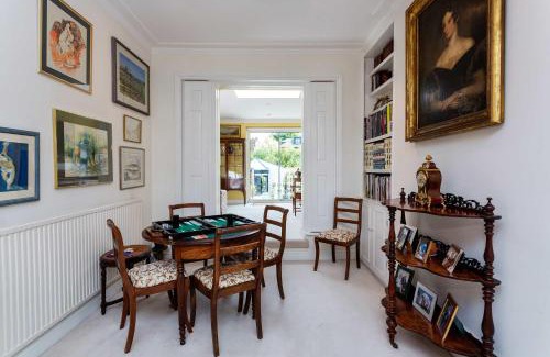 Turnham Green House | Veeve - The Gallery of Colour