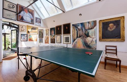 Turnham Green House | Veeve - The Gallery of Colour