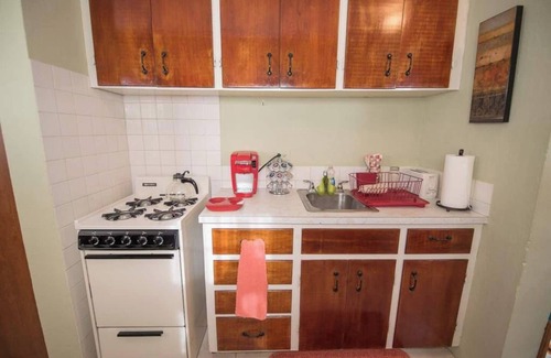 Pembroke Apartment | Verbank studio is located conveniently just outside of the City of Hamilton