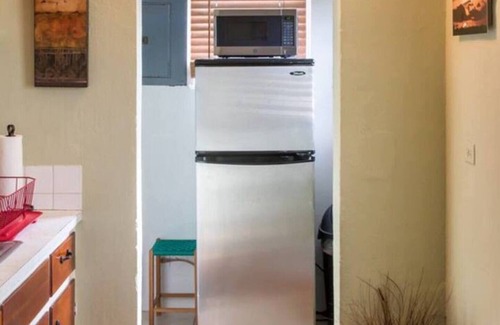 Pembroke Apartment | Verbank studio is located conveniently just outside of the City of Hamilton