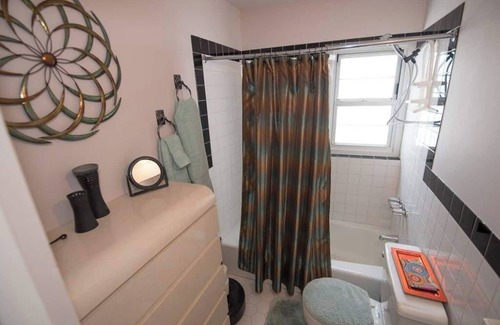 Pembroke Apartment | Verbank studio is located conveniently just outside of the City of Hamilton