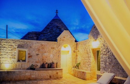 Locorotondo Villa | Verdeacqua Suite Trulli & Relax with Indoor Pool in Valle d'Itria