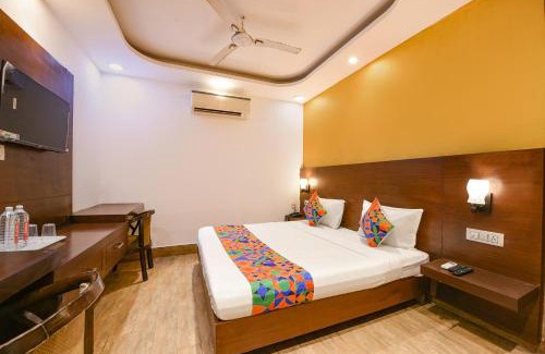 Delhi Hotel | Via Under Bridge - Near Nizamuddin Railway Station