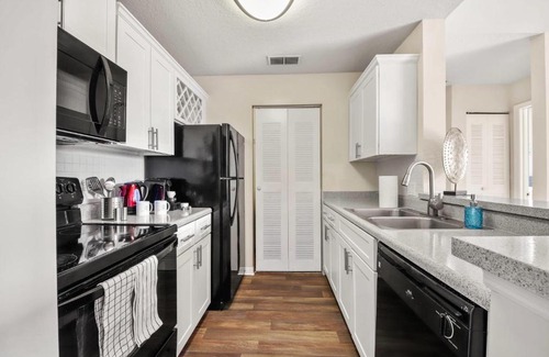 Trailer Estates Apartment | Viagem Quiet 2BR Balcony Pool Gym 4min to IMG