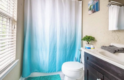 Annapolis House | Vibrant and Comfy Home in Annapolis