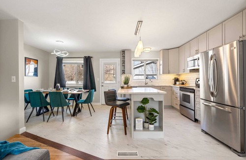 East Kootenay House | Vibrant In The Valley | 4 Bedroom Getaway | Arcade
