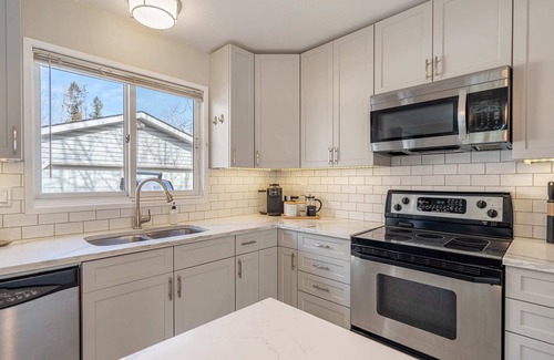 East Kootenay House | Vibrant In The Valley | 4 Bedroom Getaway | Arcade