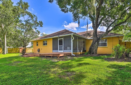 Fruitville House | Vibrant Sarasota Home: Yard & Furnished Deck!
