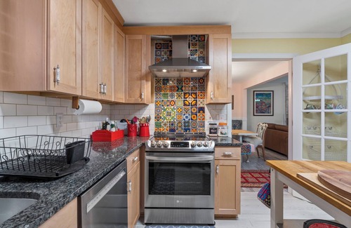 Durham House | Vibrant & Spacious Family Home Near Downtown